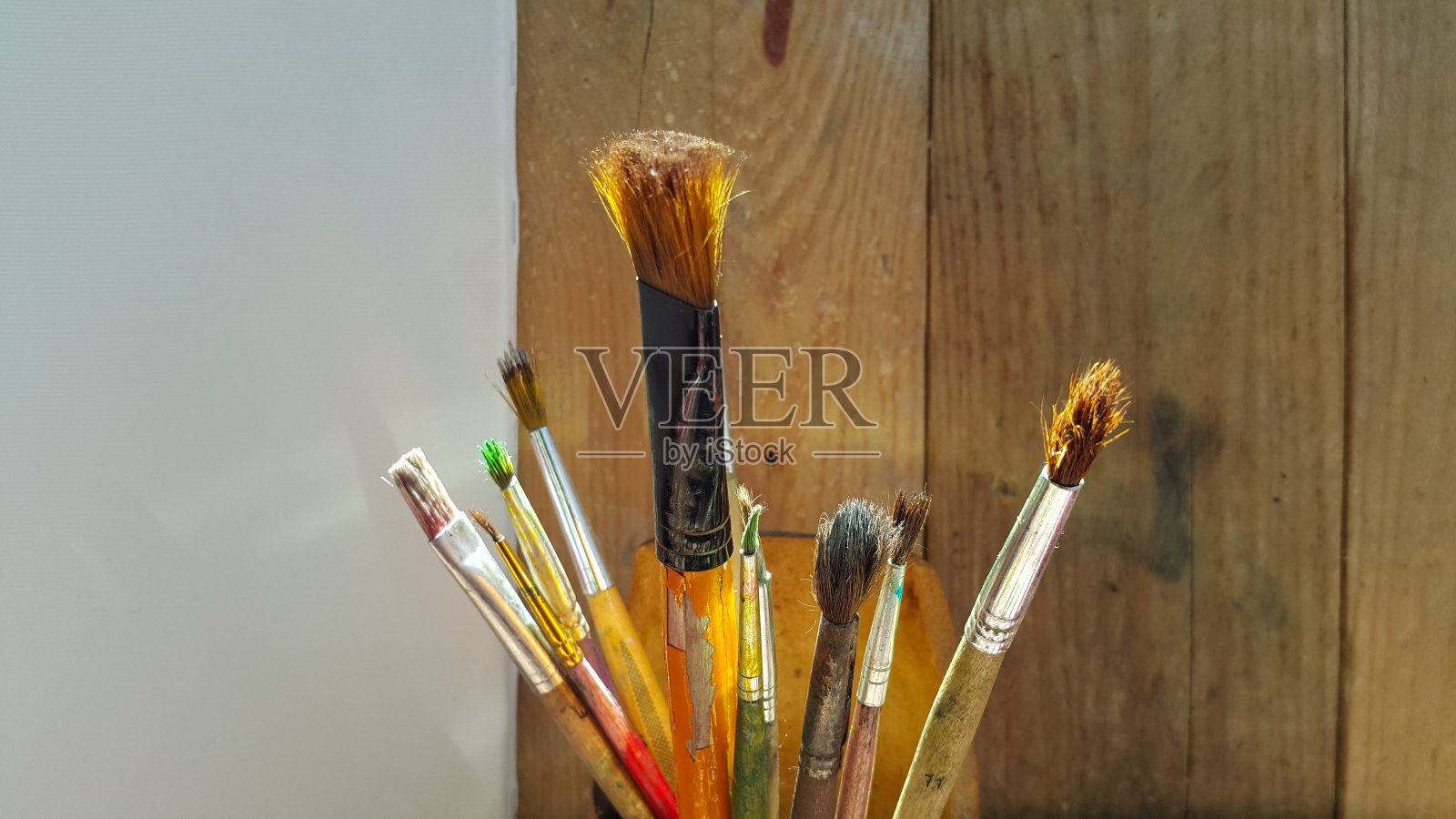 不同的老艺术家的画笔。文化和艺术。绘画的场所。空间的文本照片摄影图片