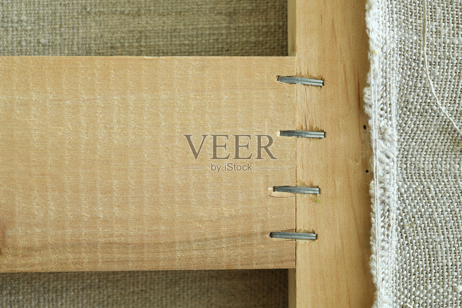 木条用金属钉连接。用来拍照的担架。照片摄影图片