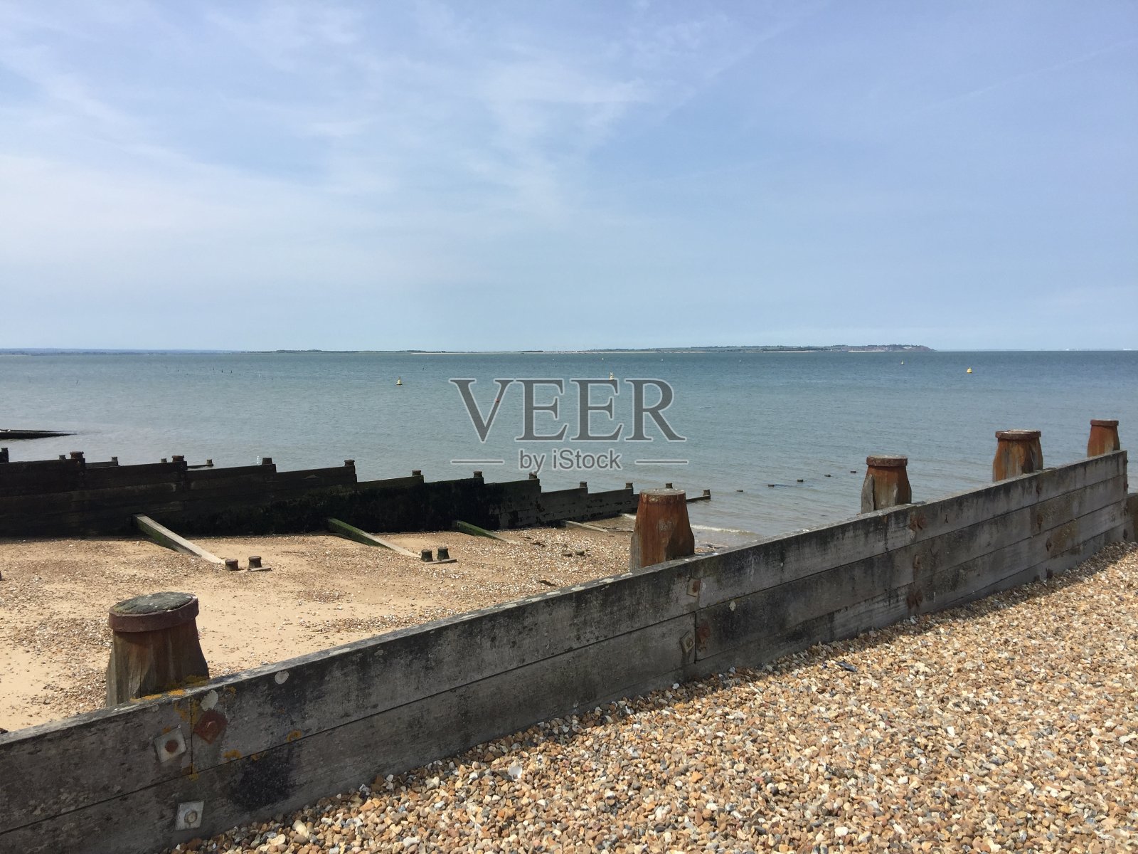 天色昏暗海滩前照片摄影图片