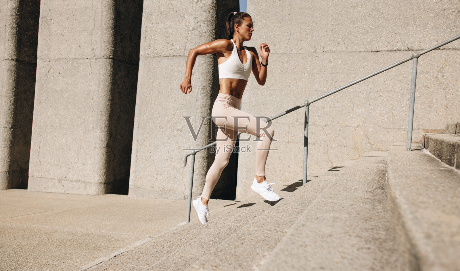 健康的女人跑上台阶照片摄影图片
