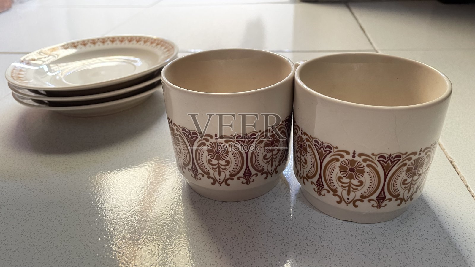 两个杯子和三个小盘子照片摄影图片