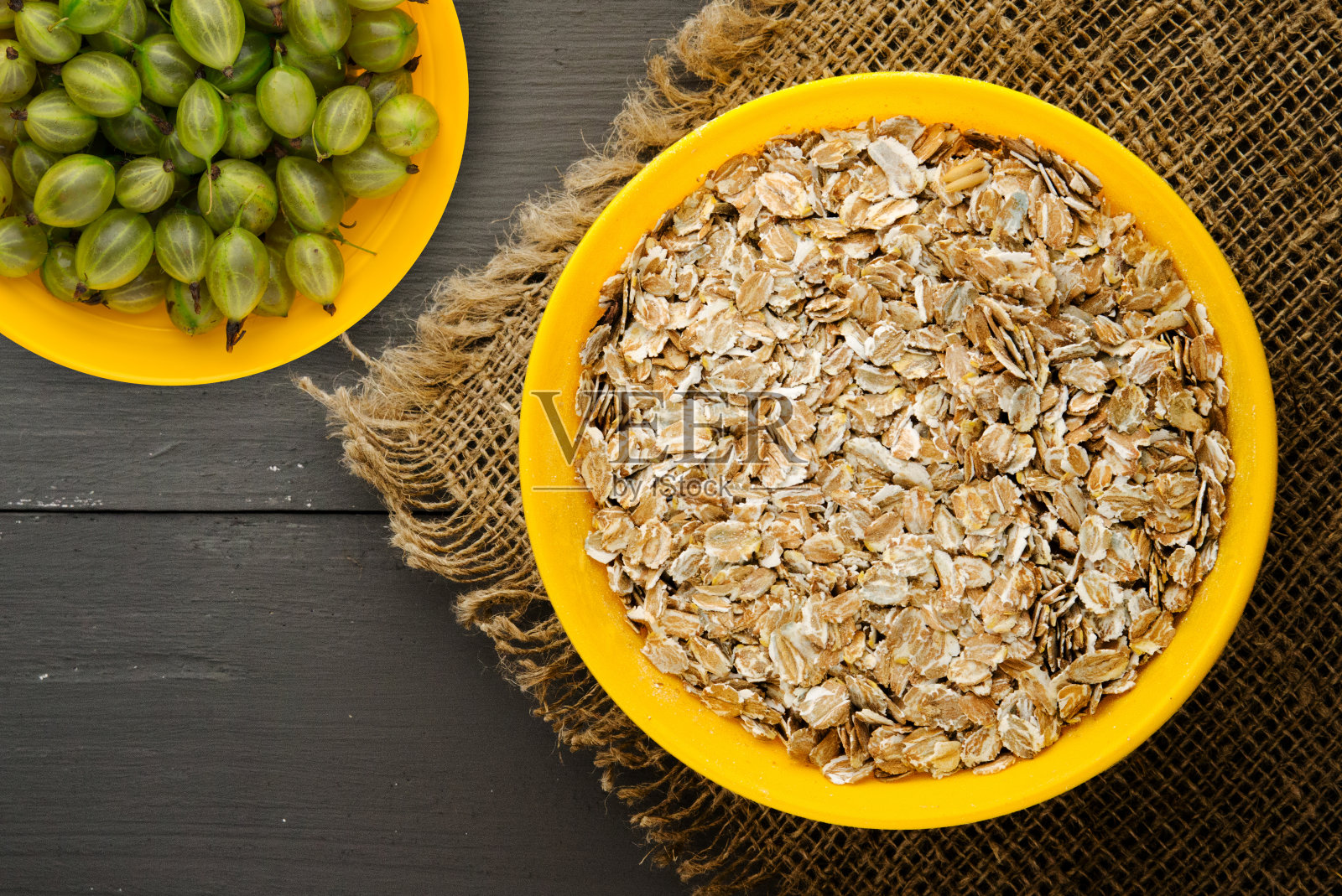 木桌上放着什锦麦片。穆斯利俯视图。照片摄影图片