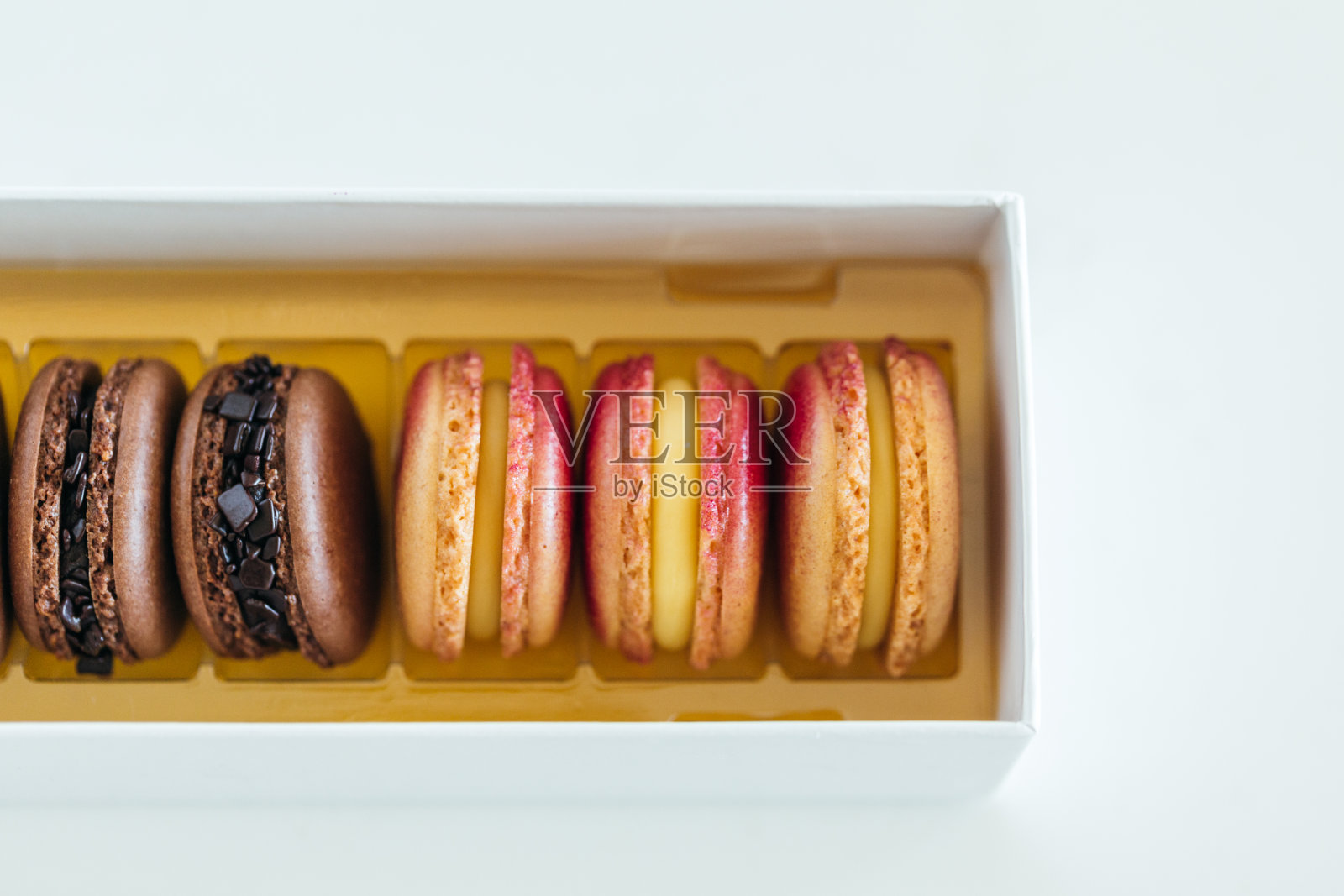 各种美味马卡龙口味包括巧克力，焦糖，草莓照片摄影图片