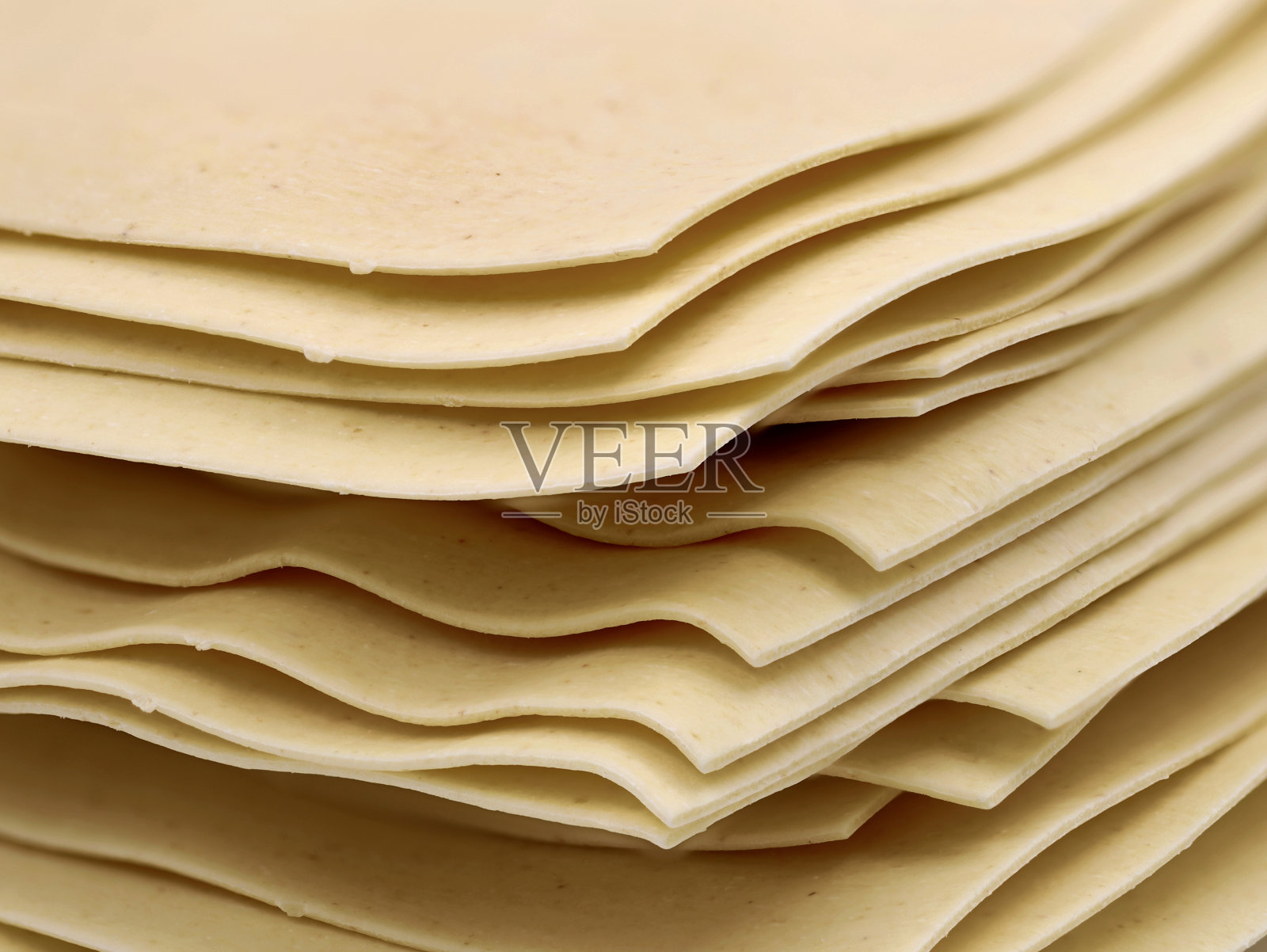 近距离的未煮的层叠千层面孤立在白色的背景照片摄影图片