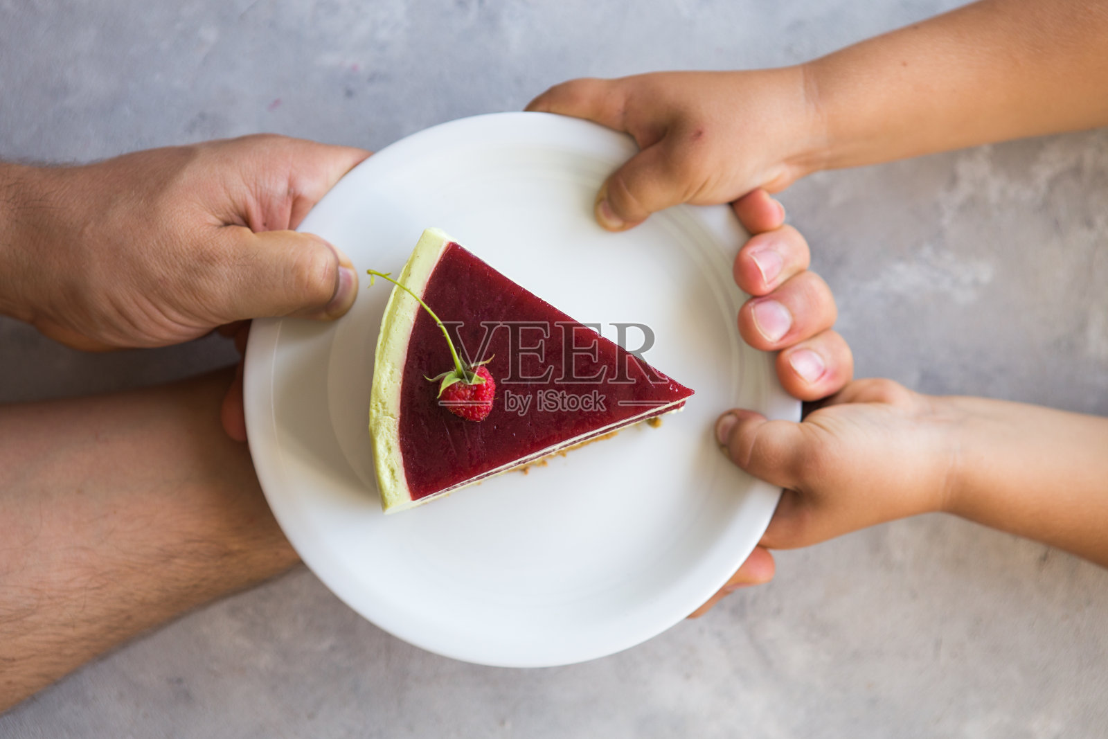 我的蛋糕。男人的手和孩子的手拿出一块蛋糕。覆盆子蛋糕. .婚礼甜点。蛋糕的生日聚会。美味的甜点。照片摄影图片