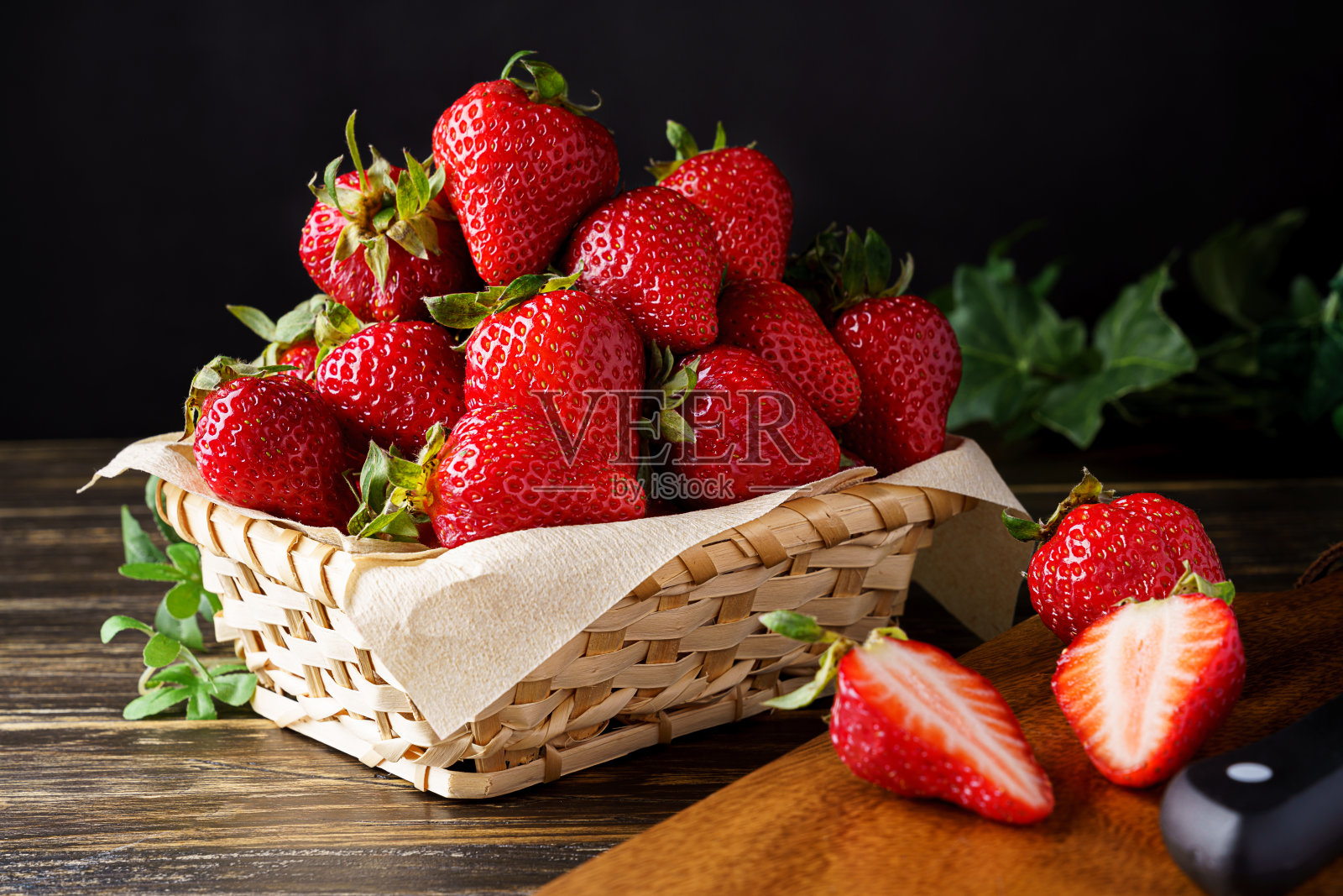 新鲜的草莓果实单独放在木桌上照片摄影图片