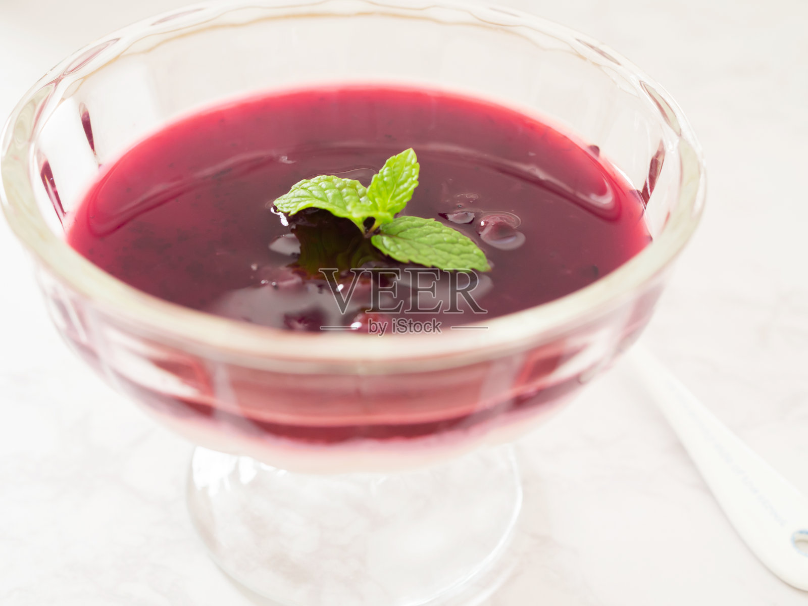 蓝莓酱酸奶慕斯照片摄影图片