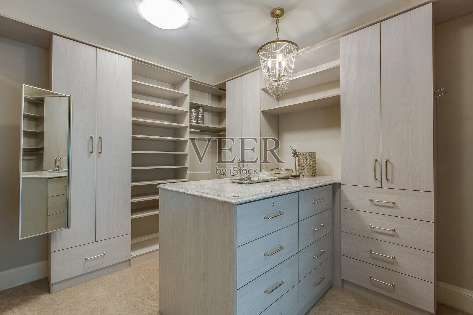 衣柜里有足够的架子和抽屉来放所有的衣服照片摄影图片