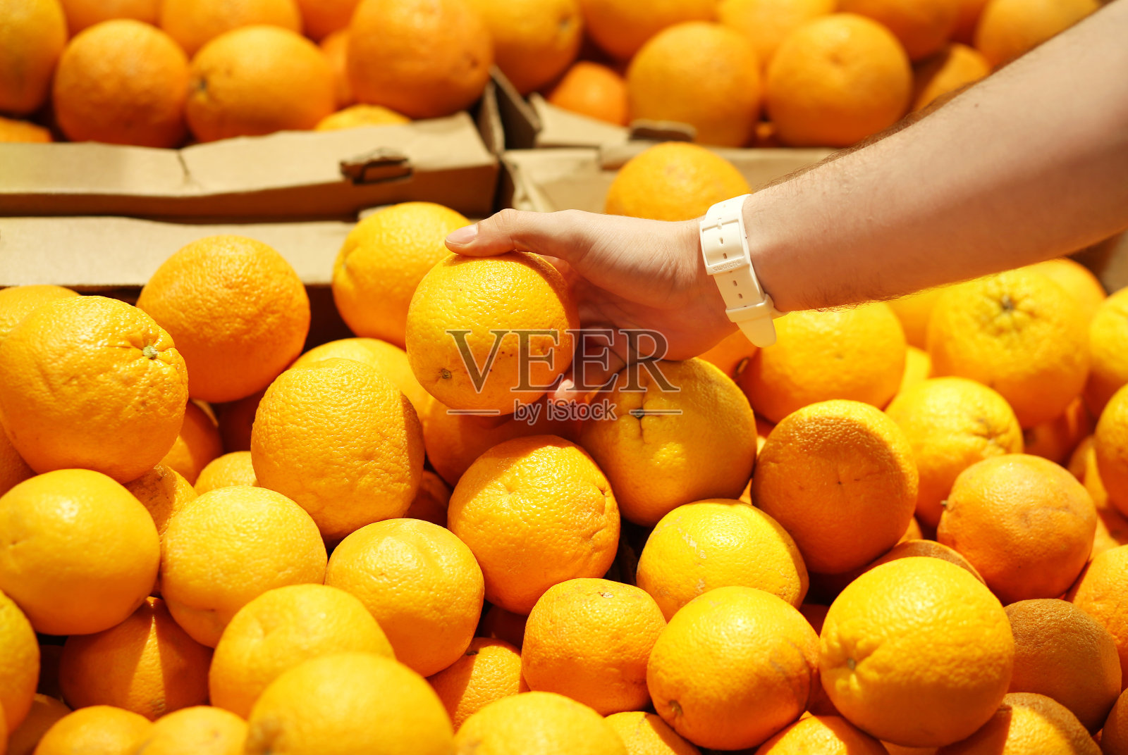 在市场上买水果的人照片摄影图片