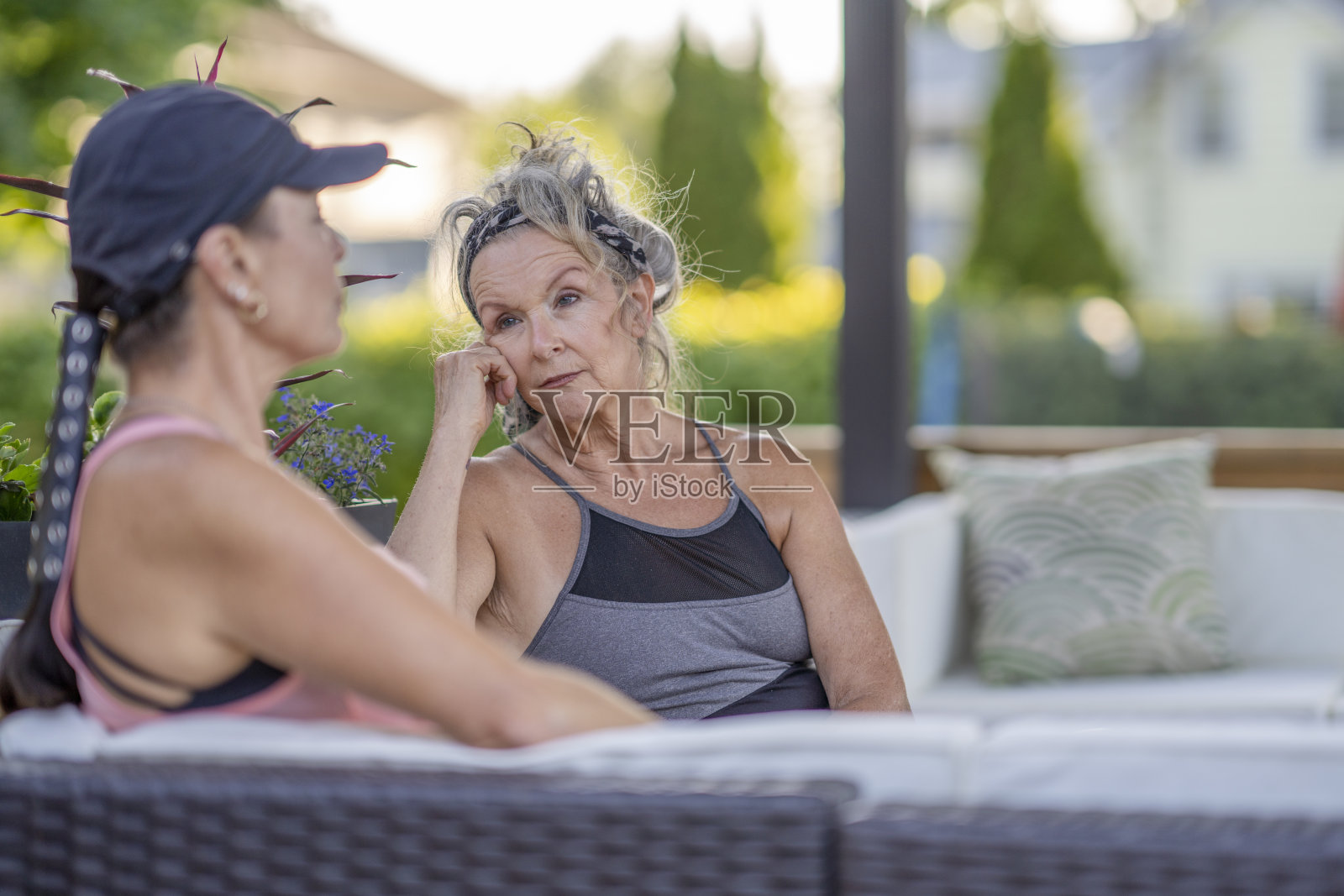 在户外和朋友聊天照片摄影图片