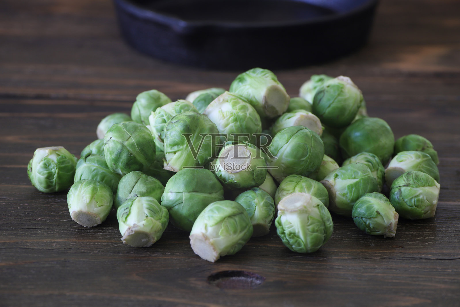 球芽甘蓝和煎锅照片摄影图片