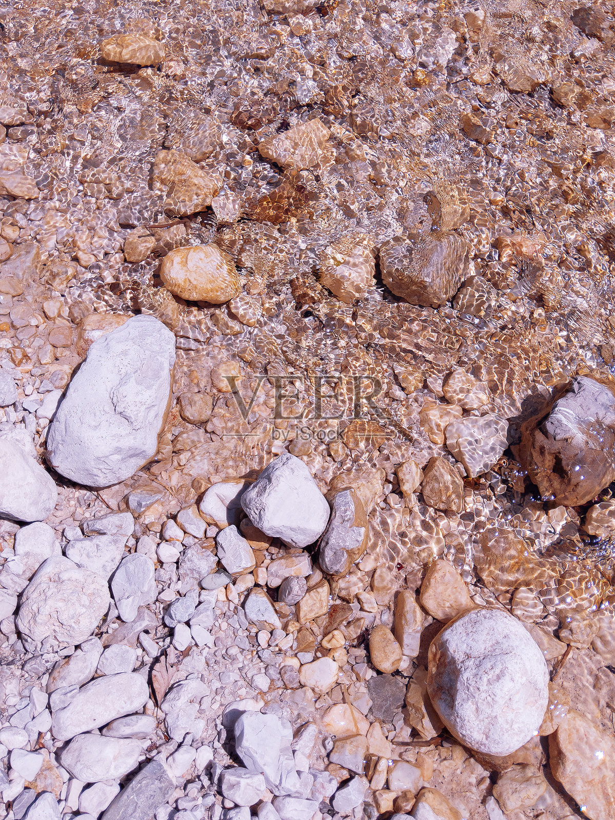 时尚自然的壁纸。河和石头。生态拯救地球的概念照片摄影图片