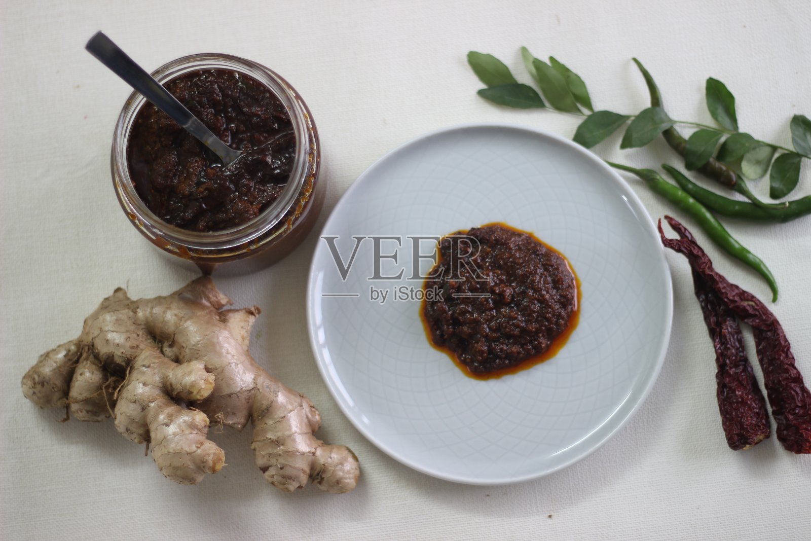 姜咖喱是一种深棕色的甜酸辣味咖喱，由姜、罗望子、青椒和粗香料制成照片摄影图片