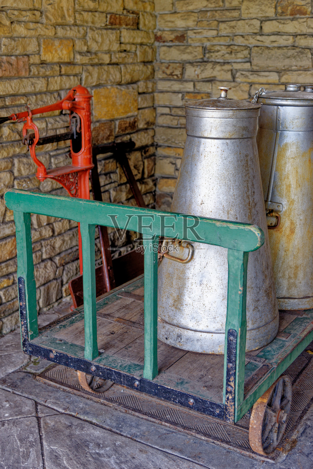 老式火车站手推车上的复古行李箱照片摄影图片