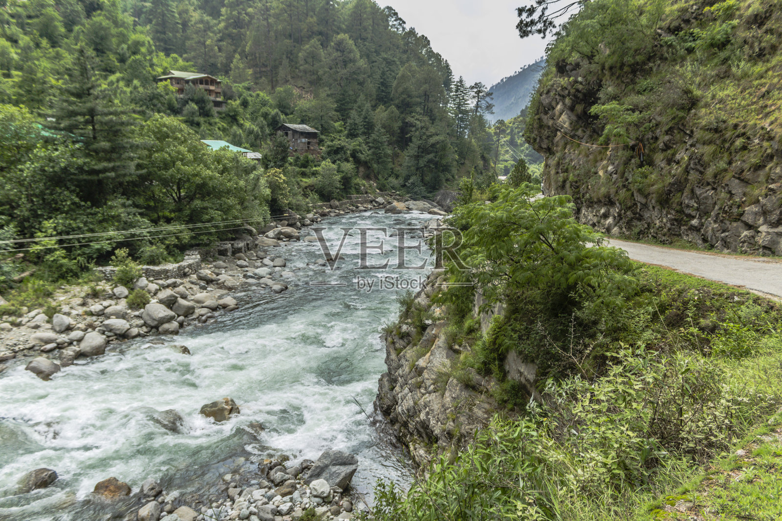 在提尔森山谷的河流照片摄影图片