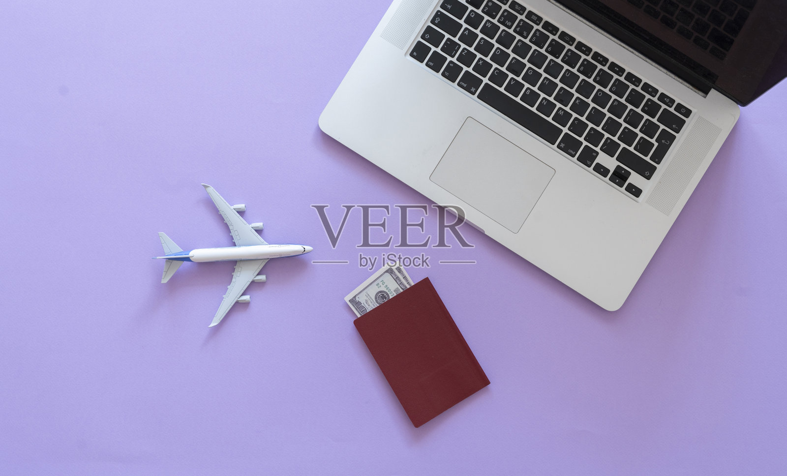 在网上买机票，去度假照片摄影图片