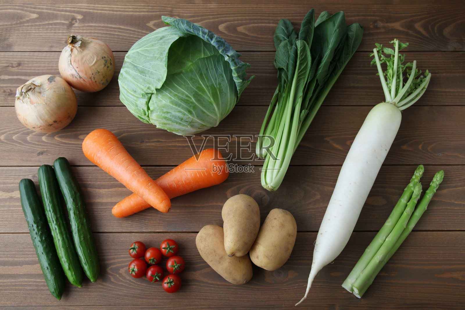 许多种蔬菜孤立在木桌上照片摄影图片