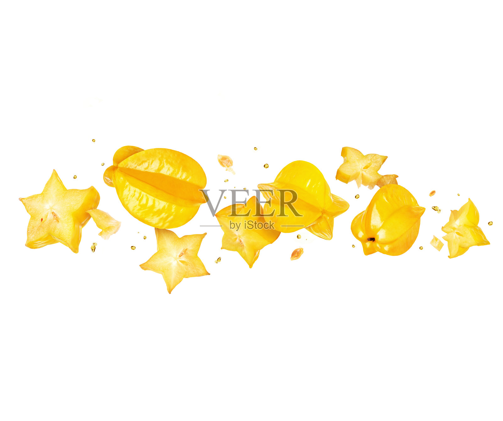 整个和切片的成熟杨桃(杨桃)悬在空中，孤立在白色背景上照片摄影图片