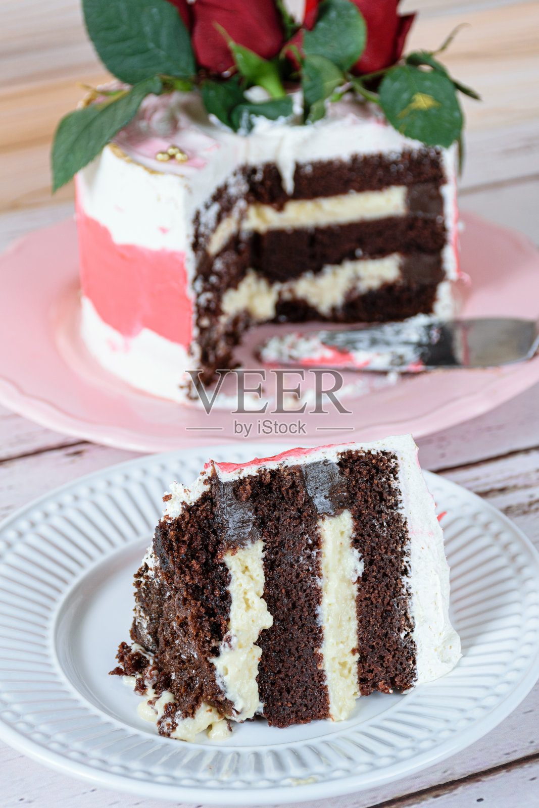 巧克力蛋糕夹马斯卡泊尼奶酪。在模糊的背景，覆盖着瑞士蛋白奶油蛋糕。照片摄影图片