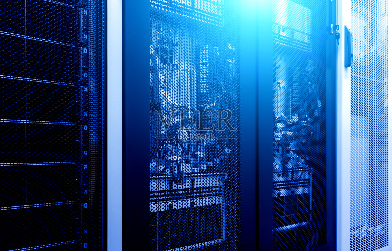 高速信息技术的概念，数字流移动在服务器设备的数据中心照片摄影图片