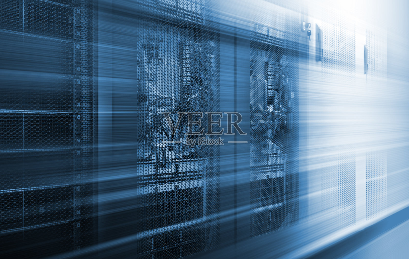 5G光纤移动互联网，物联网业务通信技术。移动服务器设备在运动中模糊。现代移动通信中高速数据和语音传输技术的概念照片摄影图片