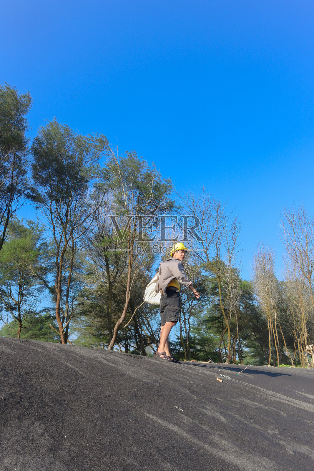 一个印度尼西亚少年在海滩上散步照片摄影图片