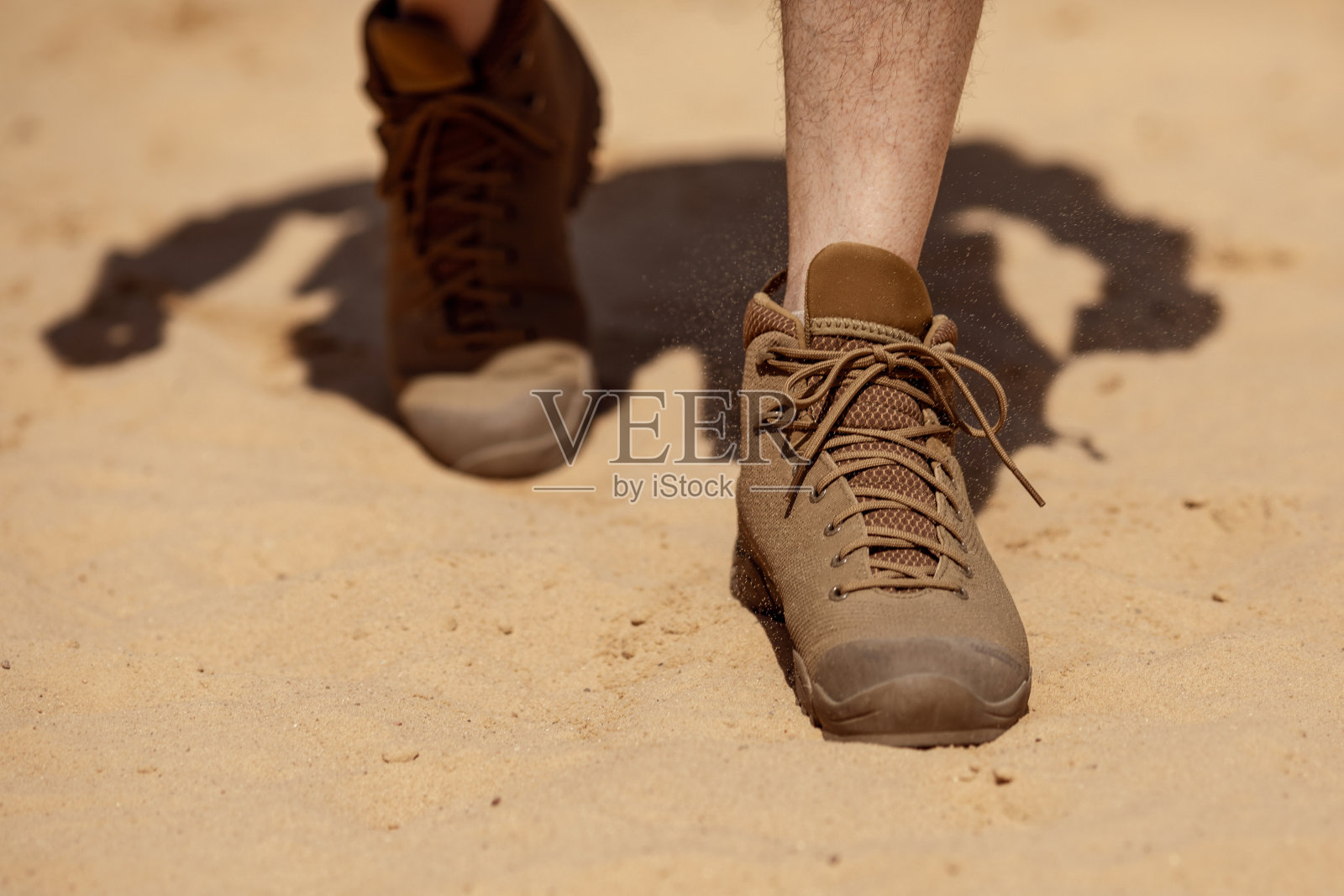 近距离的人的腿走在战术鞋在沙表面照片摄影图片