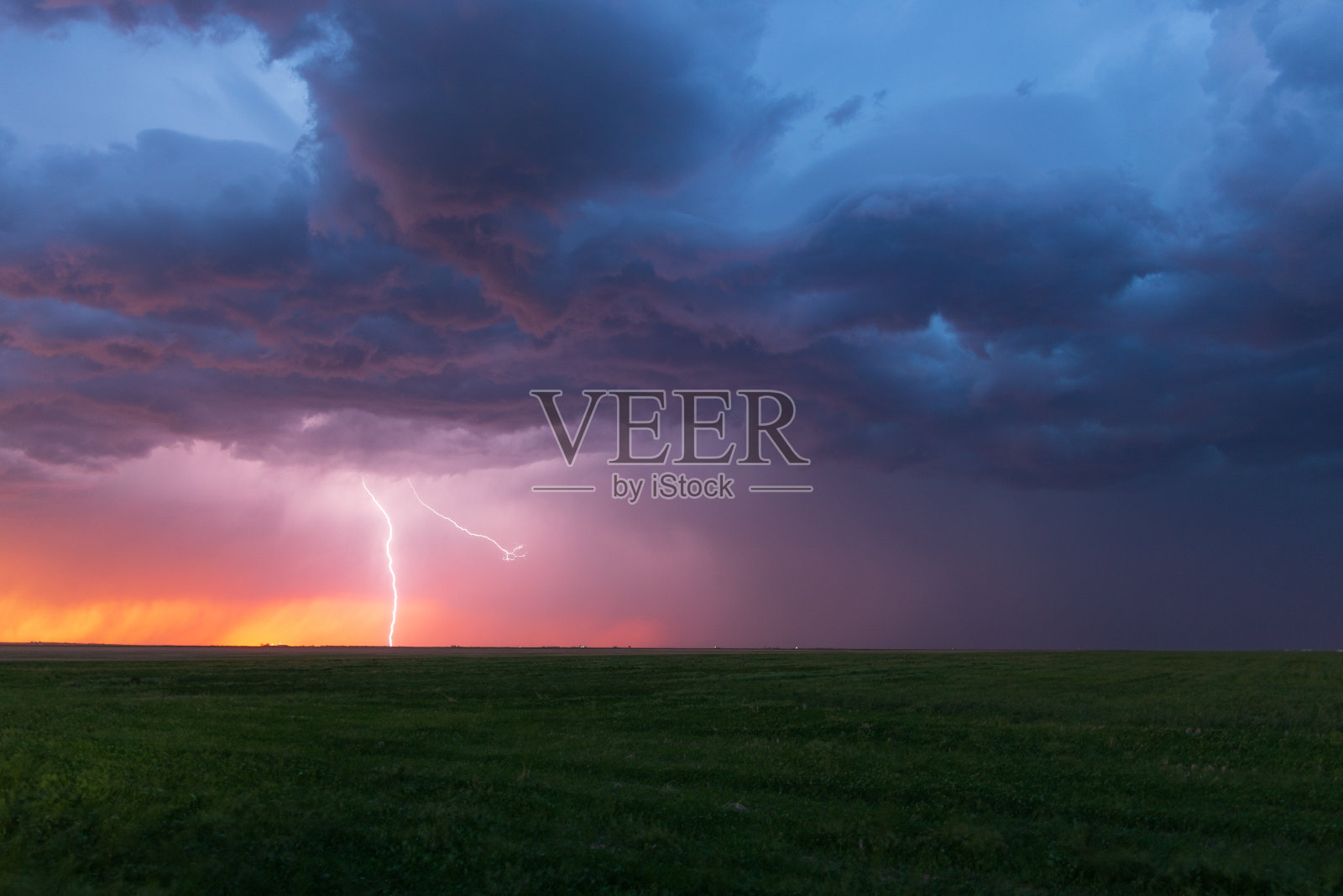 闪电击中了科罗拉多平原照片摄影图片