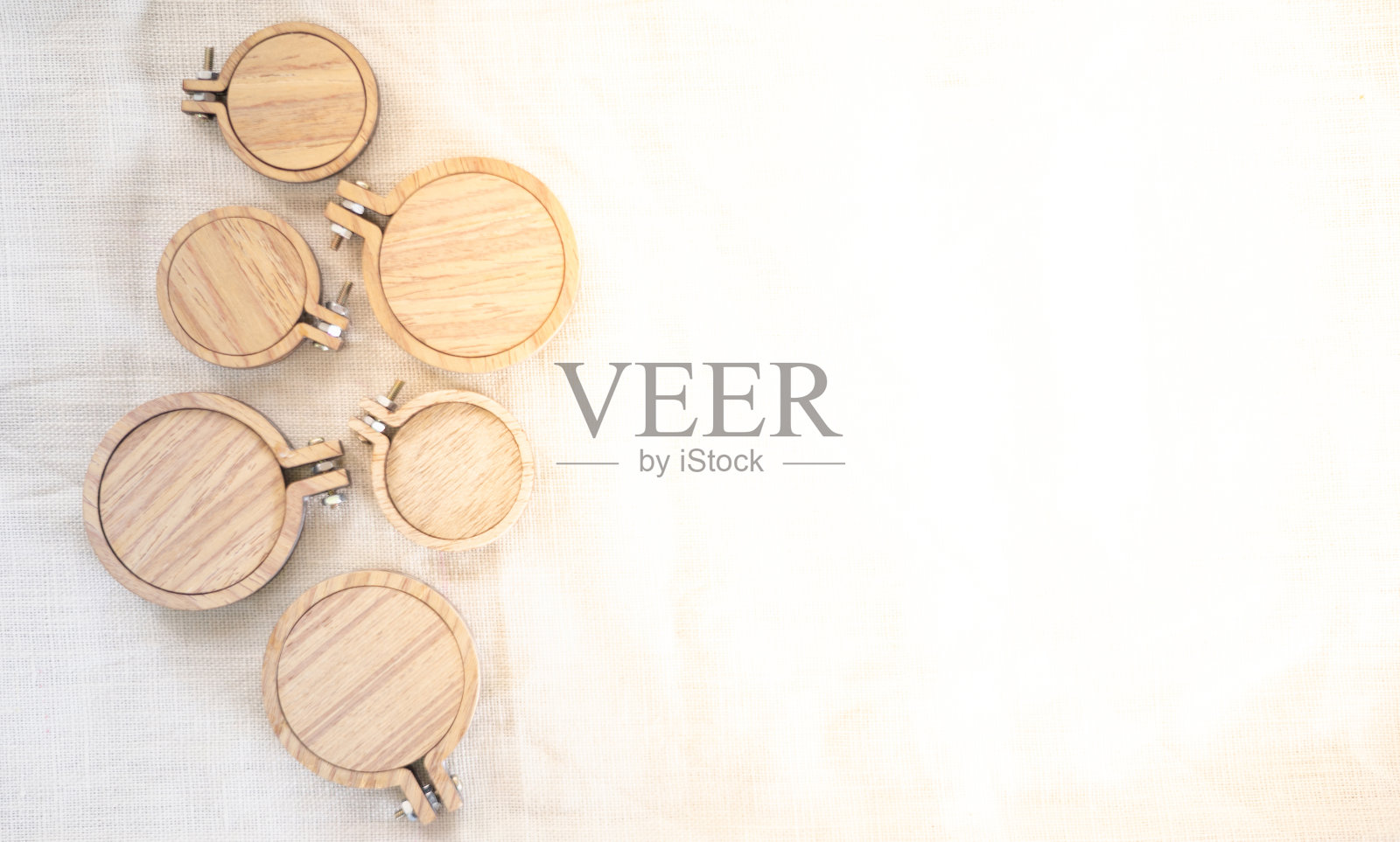 许多尺寸的木框刺绣创造耳环垂饰和装饰与包照片摄影图片