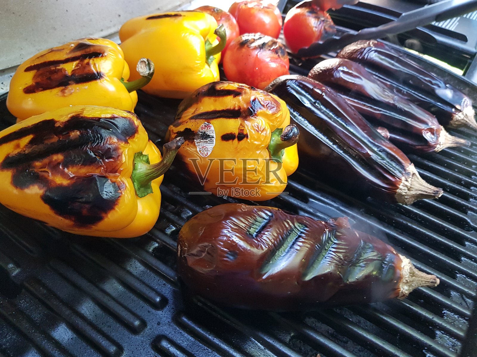 自制的食物。烤蔬菜。近距离照片摄影图片