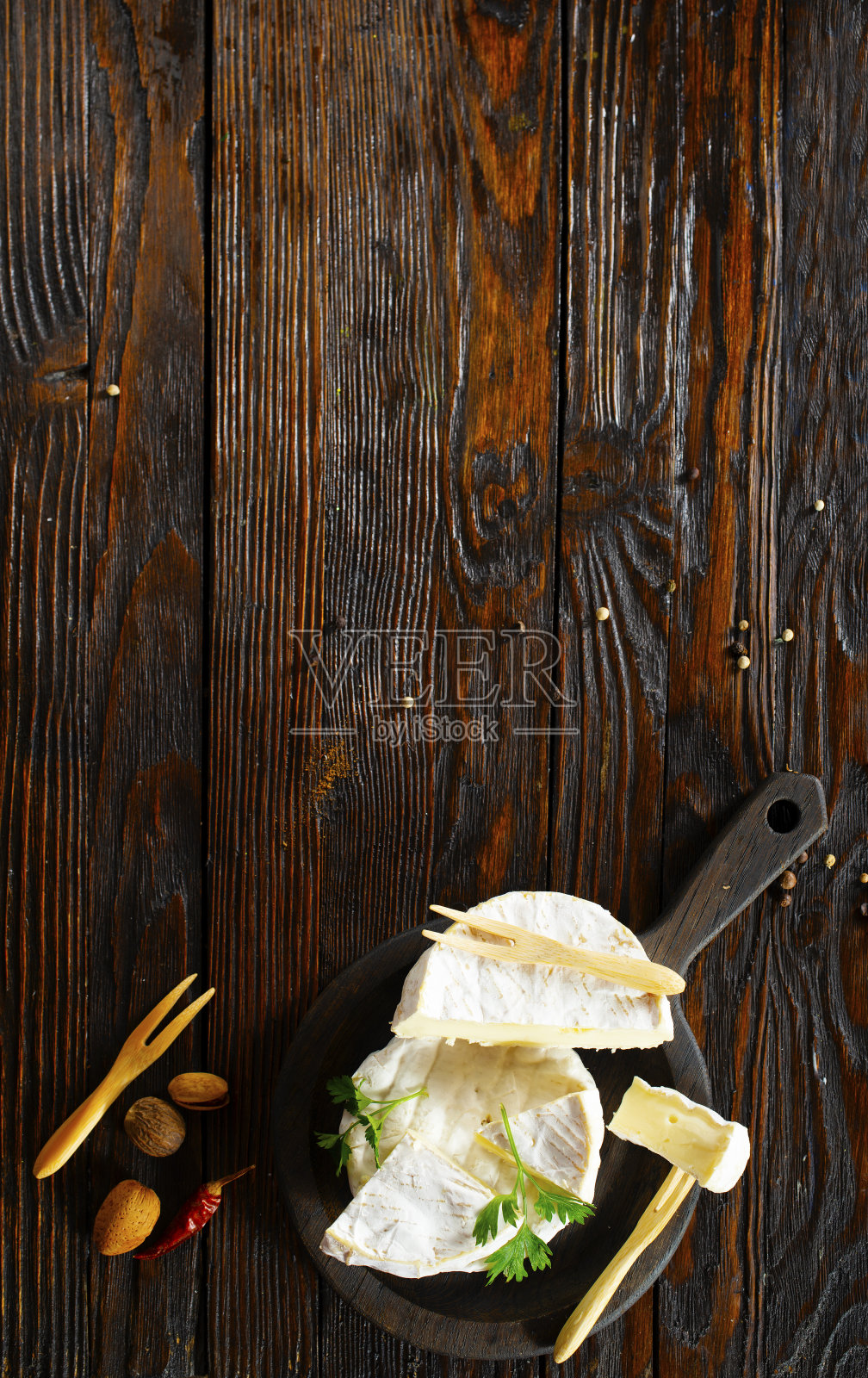 就在桌子上食物的正上方照片摄影图片