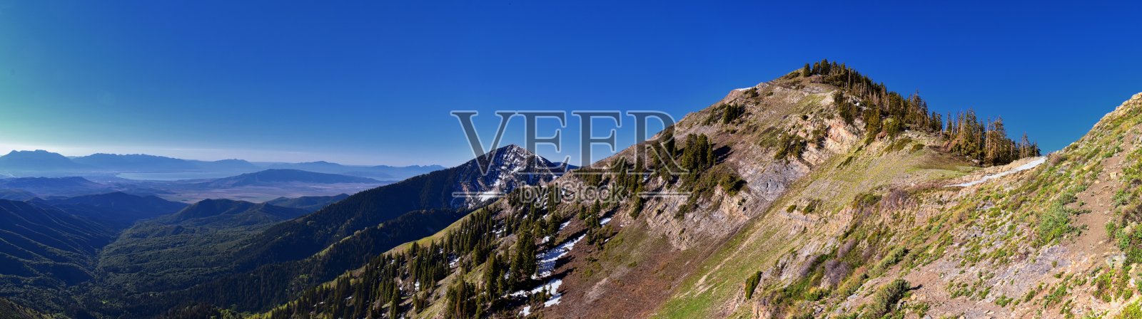 落基山脉洛威峰的奥奇尔山脉的犹他州湖，Timpanogos, Wasatch Front通过里约热内卢Tinto Bingham铜矿，在春天。犹他州。美国。美国。照片摄影图片