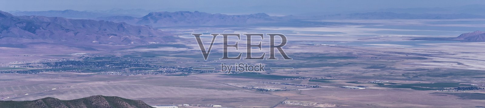 春天，从奥克尔山脉向图尔和大盐湖的大盐湖延伸到宾汉铜矿。犹他州。美国。美国。照片摄影图片