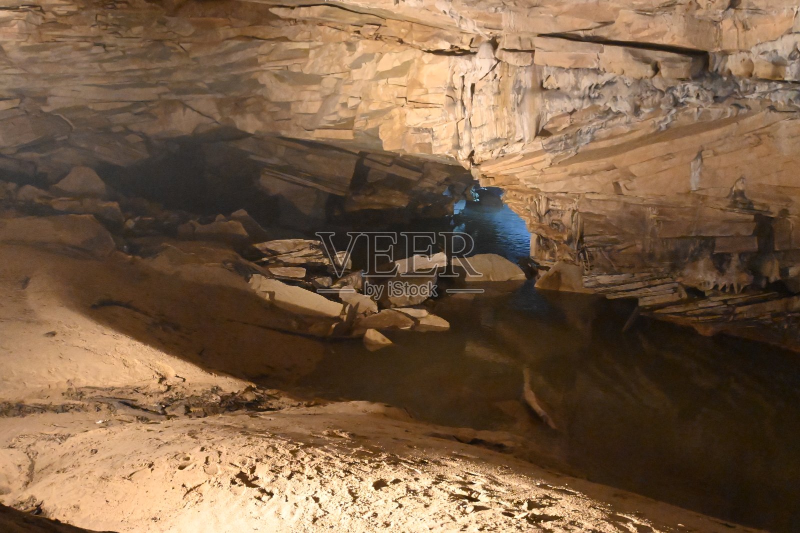 2号洞穴内的池塘照片摄影图片