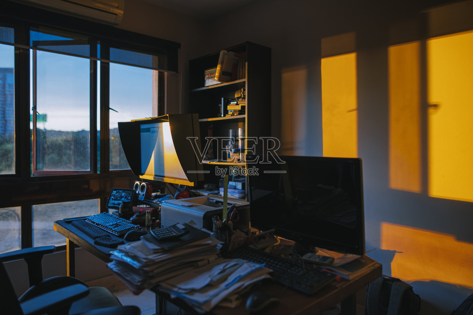 日落从家庭房间窗户与镜头光晕照片摄影图片