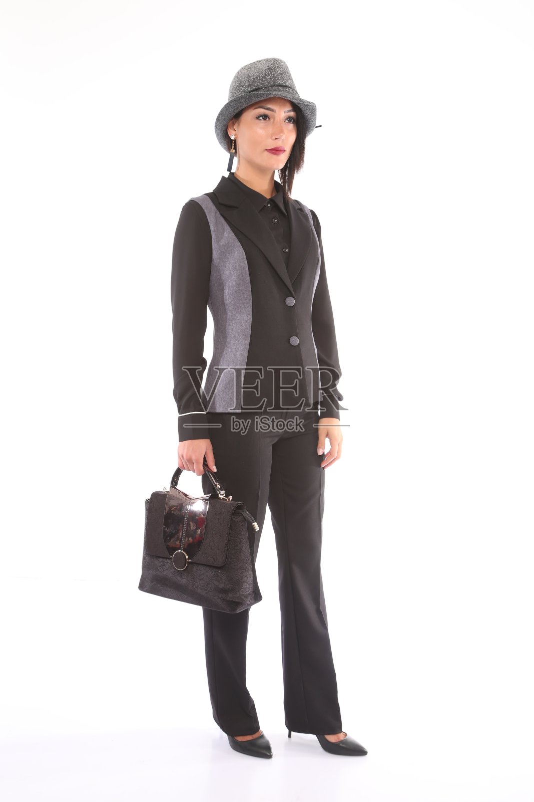 年轻漂亮的女商人穿着西装，背景是白色。照片摄影图片