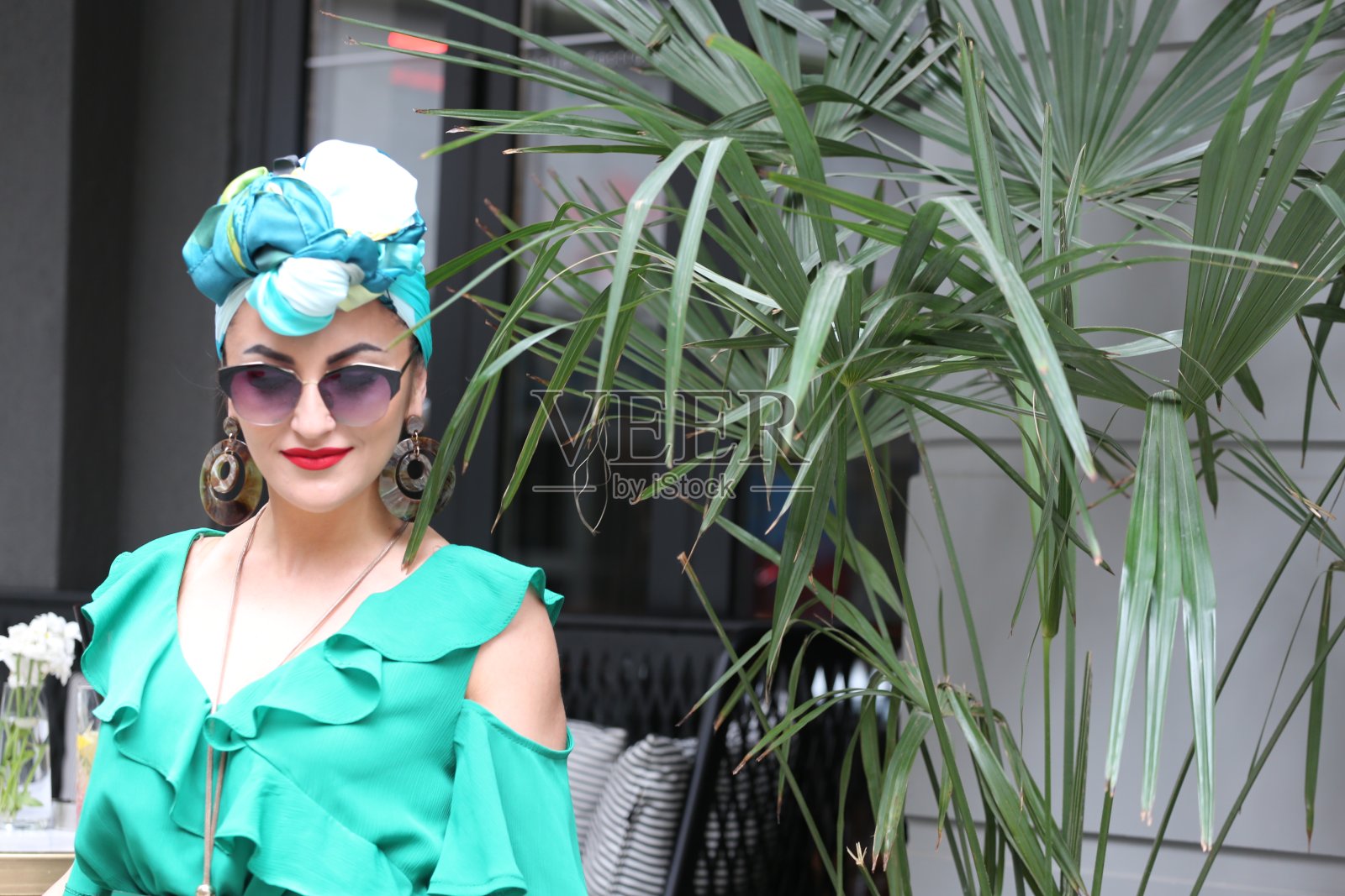 年轻漂亮的女子穿着绿色的夏季休闲装照片摄影图片