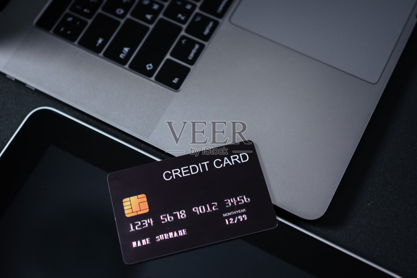 数字平板电脑上黑色的信用卡图像。照片摄影图片