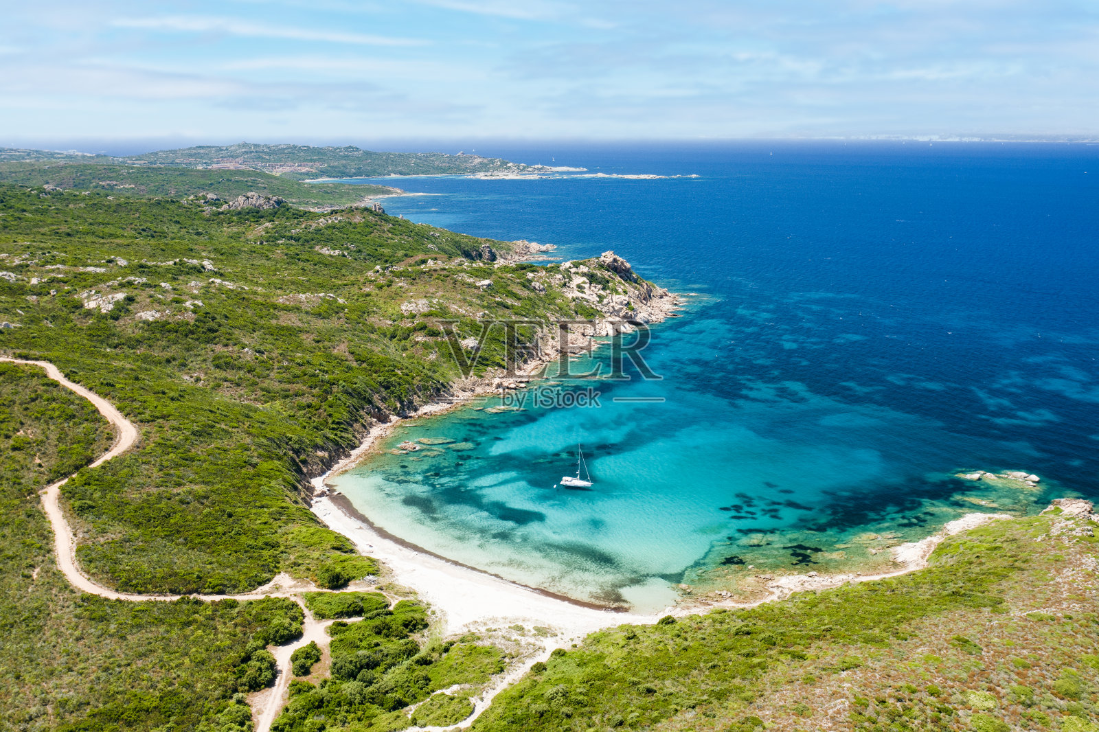 从上面看，令人惊叹的鸟瞰野生海滩沐浴在美丽的绿松石海。意大利撒丁岛翡翠海岸。照片摄影图片