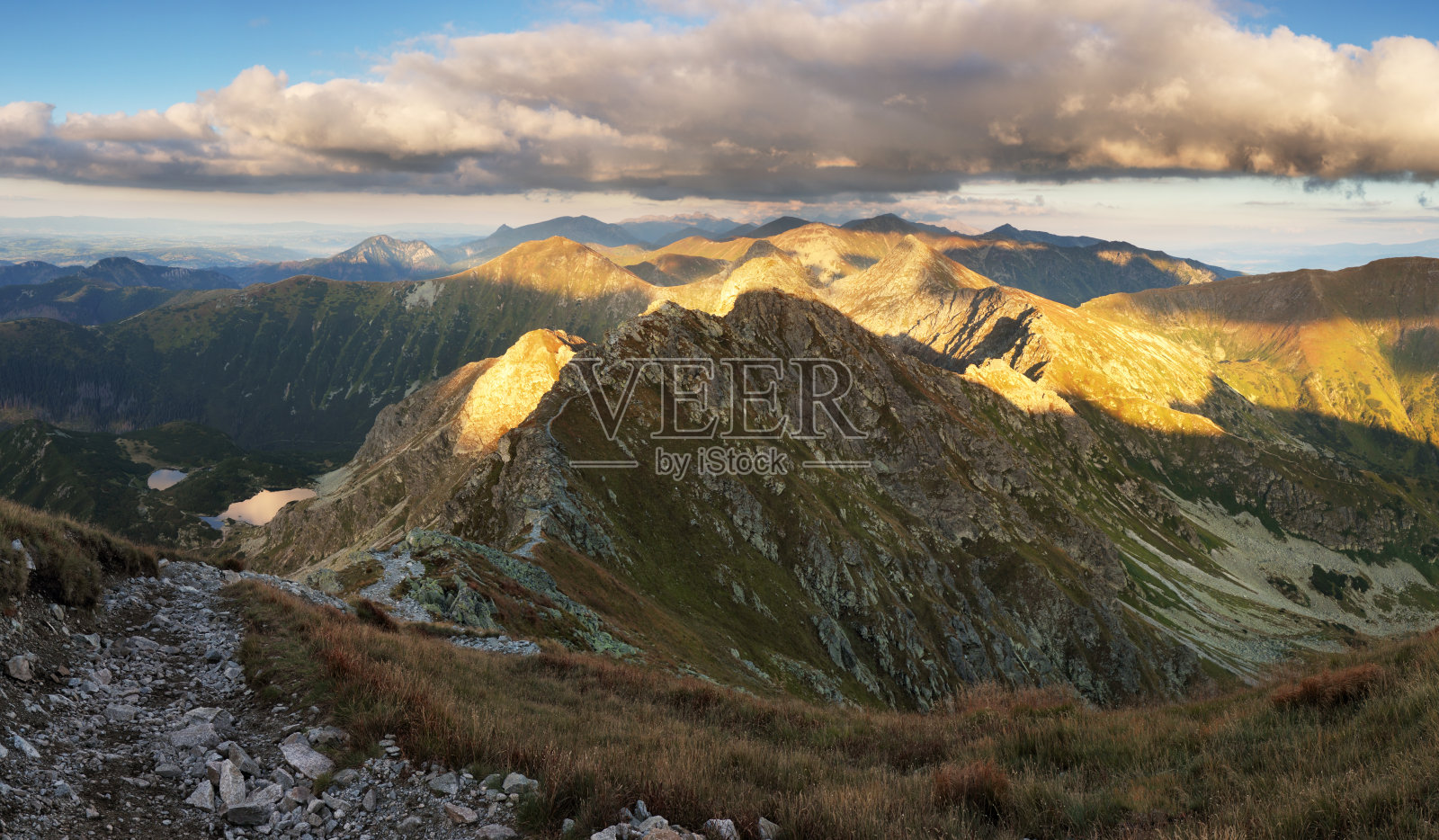 山日落在斯洛伐克山-罗哈斯，塔特拉斯全景照片摄影图片