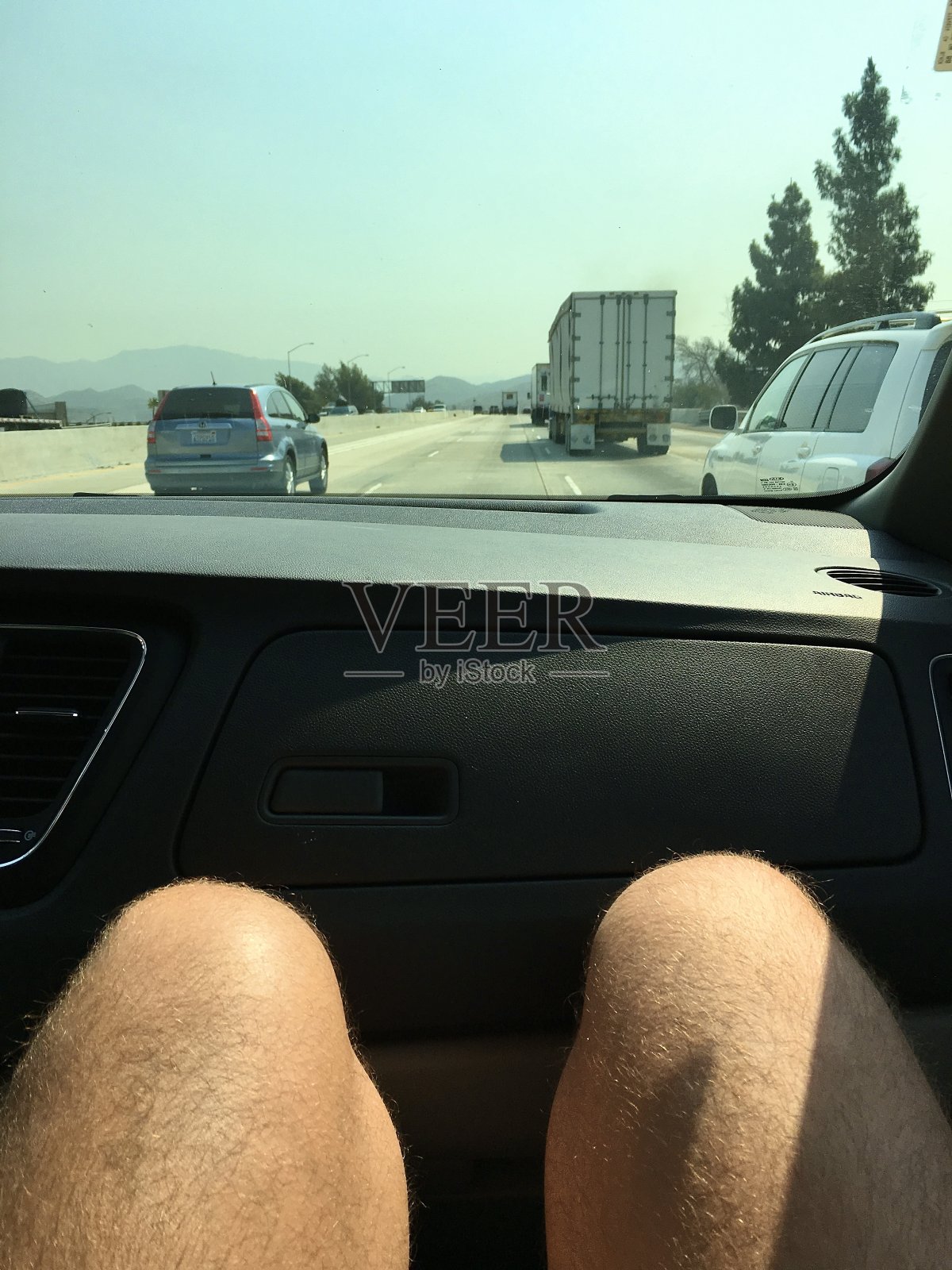 公路旅行的乘客。照片摄影图片