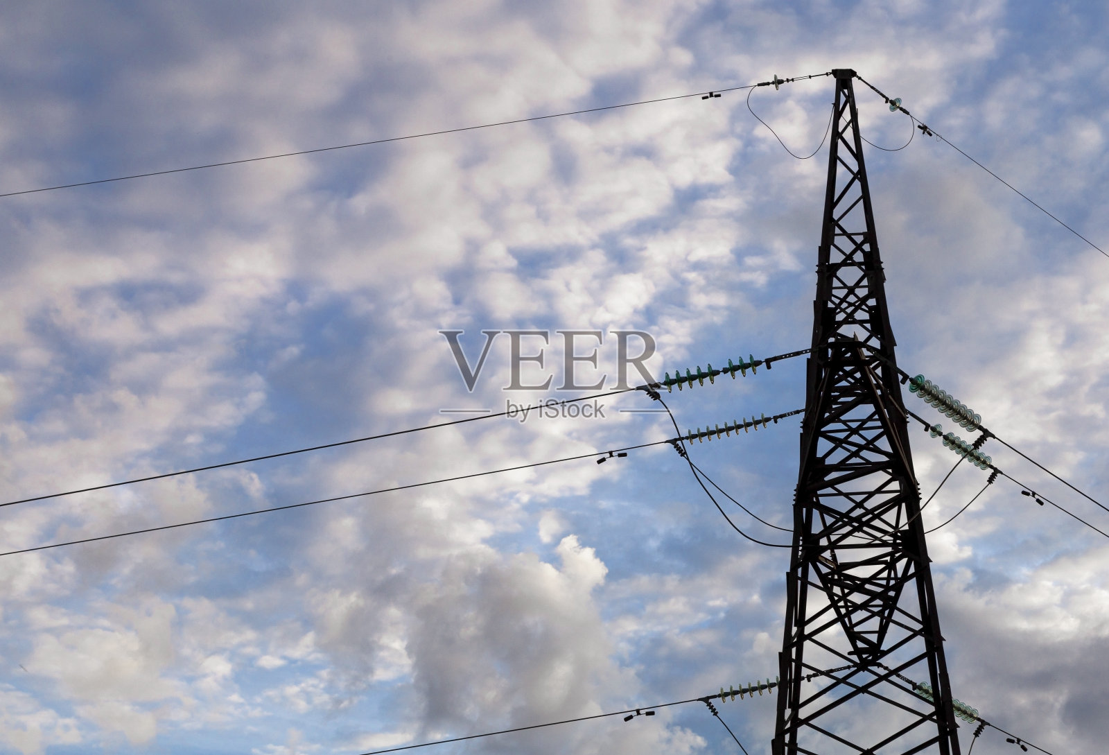 电塔的剪影。发电。高电压。蓝天背景上的高压塔。照片摄影图片