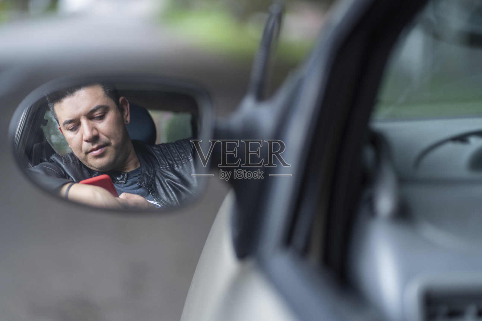 优步司机检查他的手机，看他是否到达了客户要求的地址照片摄影图片