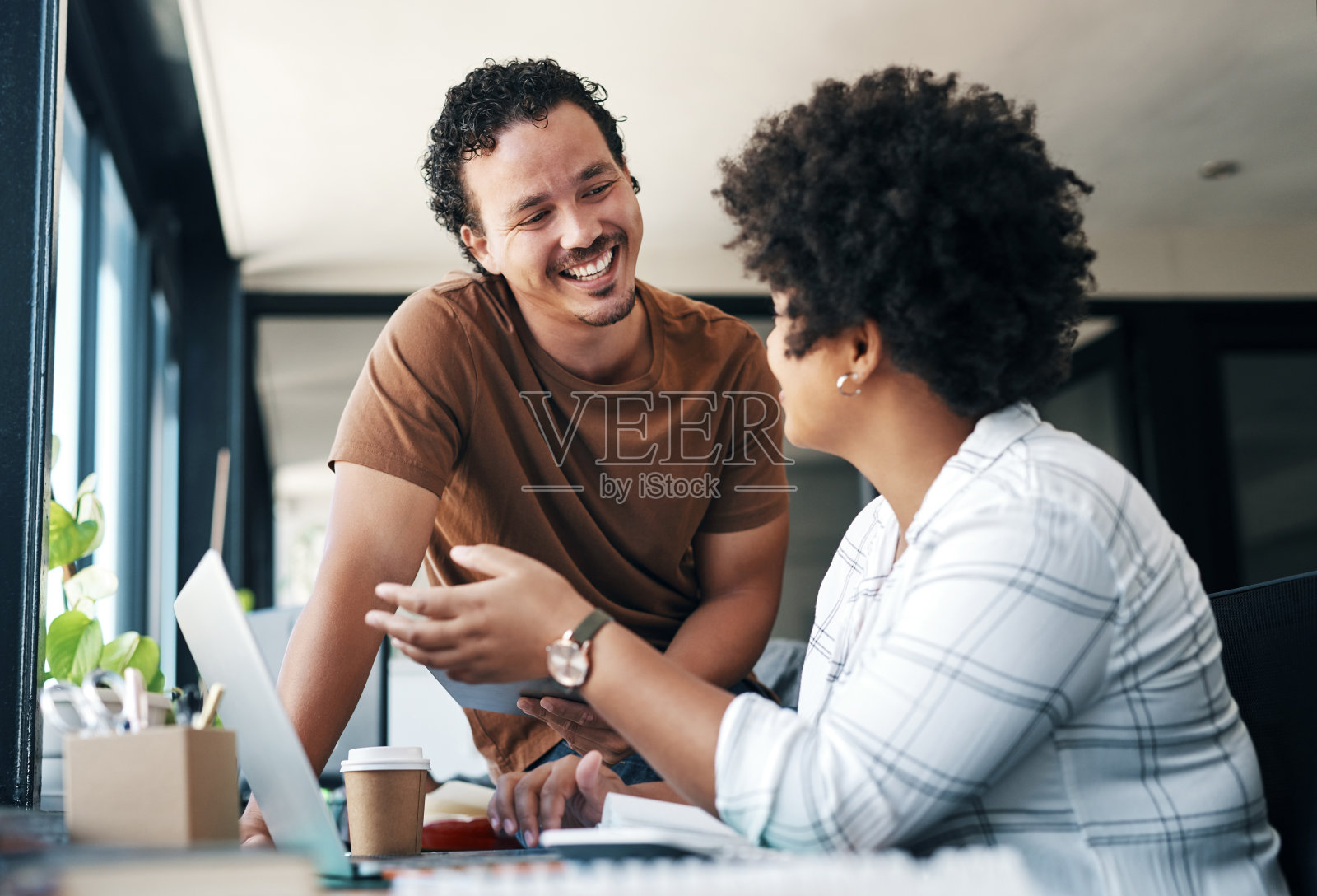 两个年轻的商人一起在办公室工作照片摄影图片