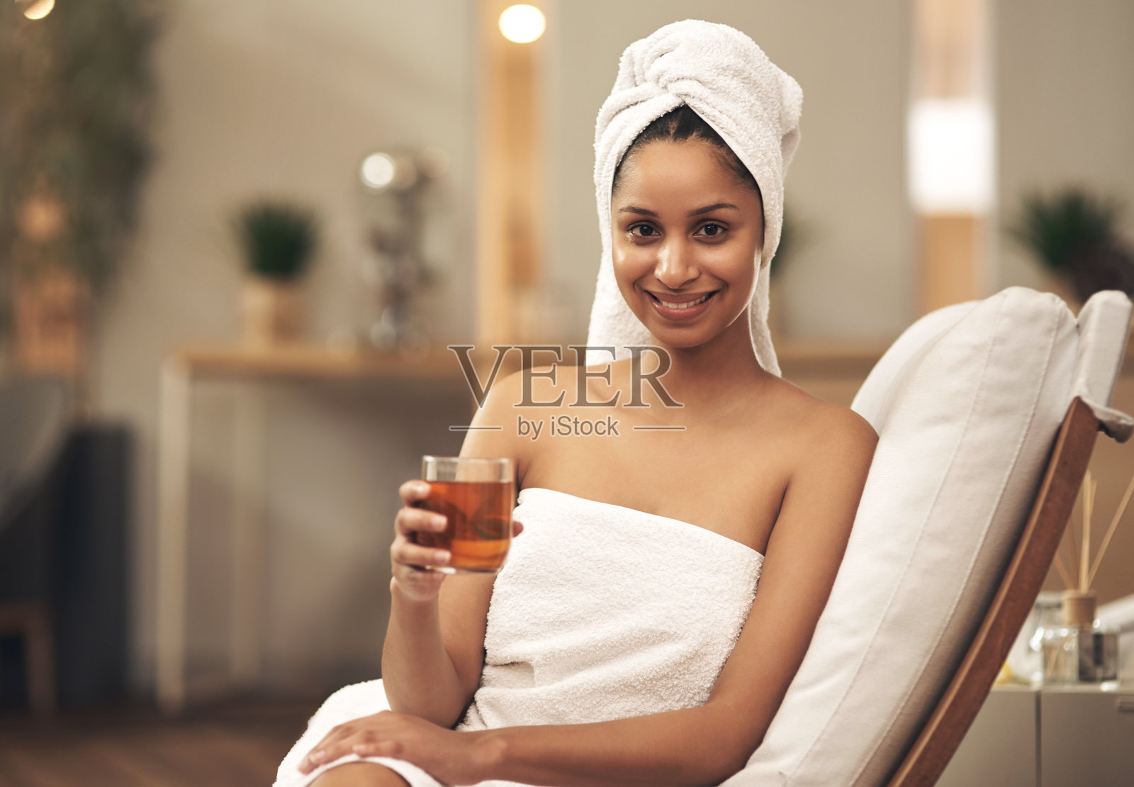 一个女人在享受水疗的时候喝茶的照片照片摄影图片