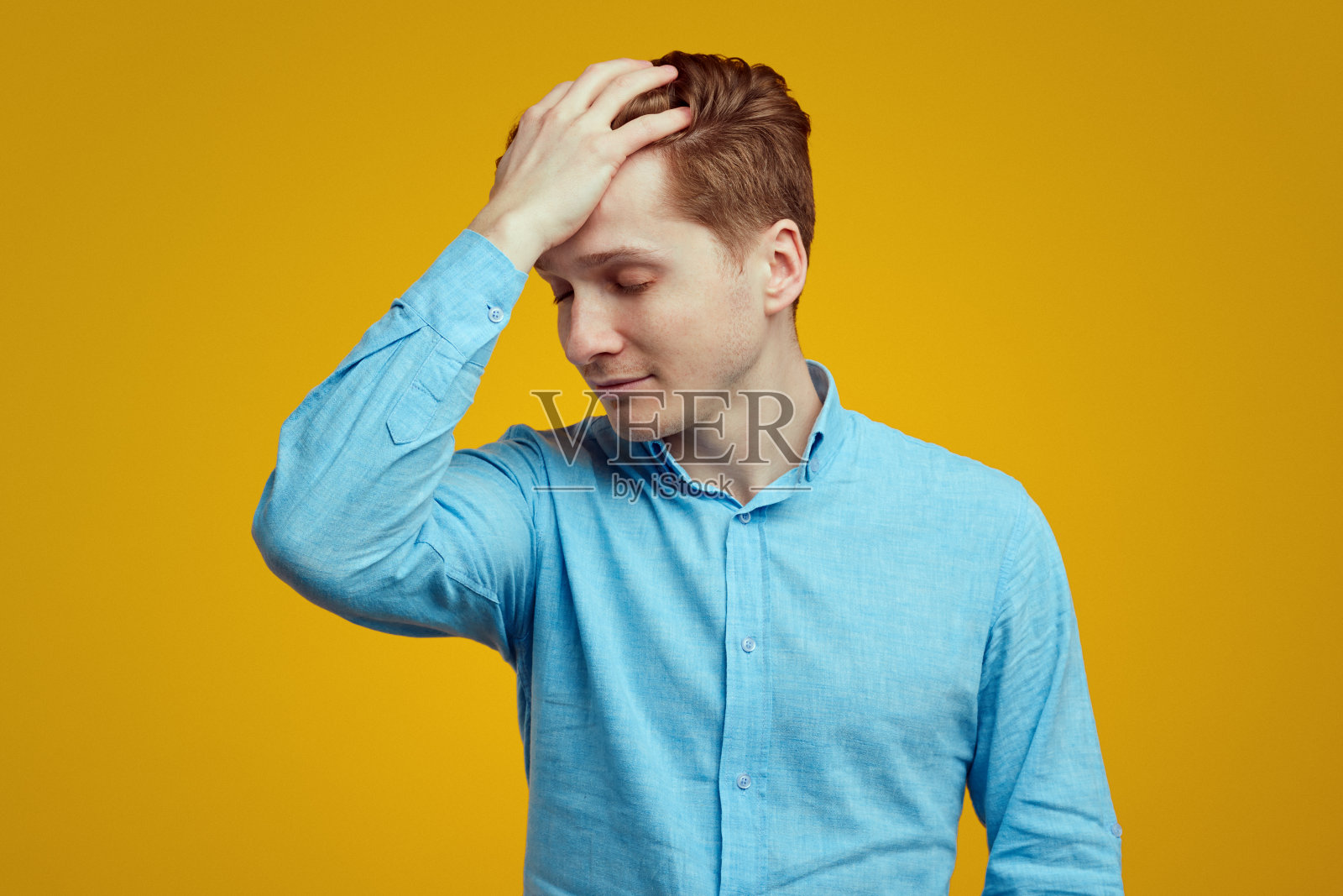 劳累过度的学生闭上眼睛，努力集中精力继续工作照片摄影图片