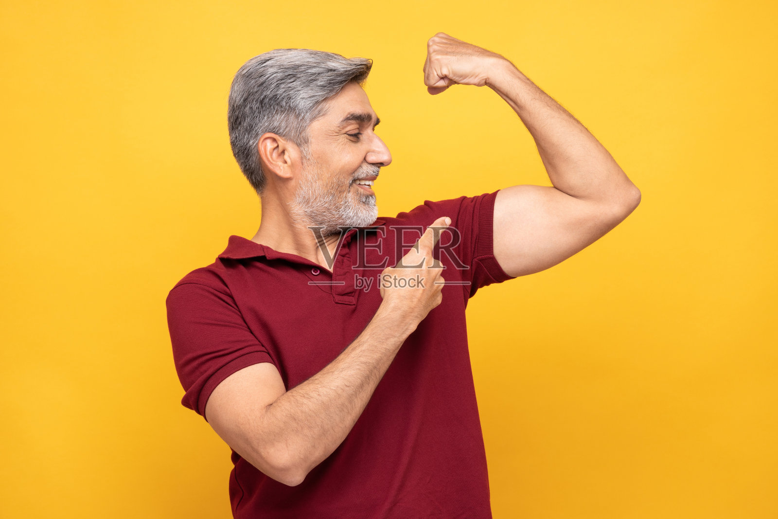 肖像英俊成熟的男人孤立在黄色背景:-股票照片照片摄影图片