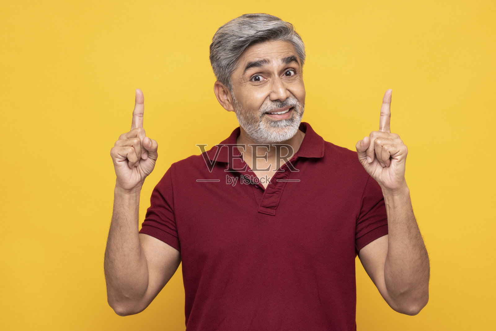 肖像英俊成熟的男人孤立在黄色背景:-股票照片照片摄影图片