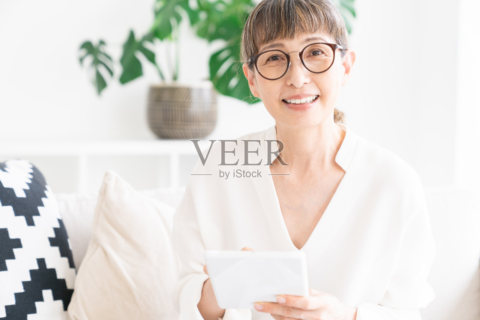 使用平板电脑的老年妇女照片摄影图片