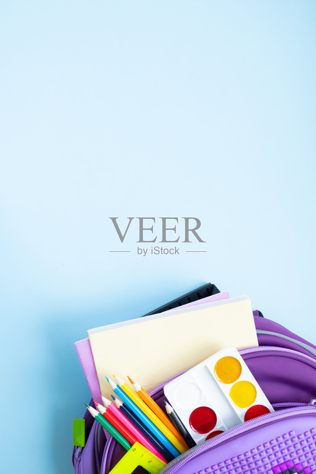 回到学校的概念。书包和学习用品。前视图。照片摄影图片